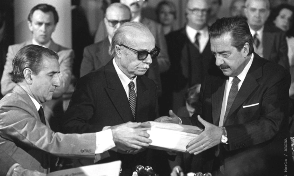 15 DE DICIEMBRE DE 1983: RAUL ALFONSIN CREA LA CONADEP