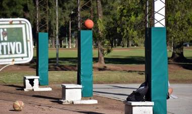 CUBRE POSTES EN CANCHA DE BASQUET