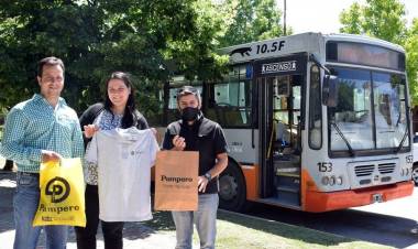 ENTREGA DE INDUMENTARIA PARA CHOFERES DEL BUS