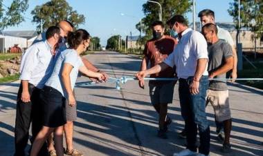 GISELA REINOSO ACOMPAÑANDO AL INTENDENTE MUNICIPAL EN INAUGURACION CALLE SANTA ROSA/ ING. PEREZ