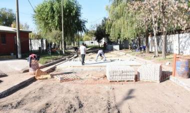 COMENZO EL ADOQUINADO EN BARRIO JARDIN (24/5)