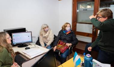 "ABUELAS CUENTACUENTOS" CON LA DIRECTORA DE EDUCACION Y EL COORDIADOR DE NUEVAS TECNOLOGIAS