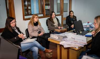 DIRECTORA DE EDUCACION MARINA FASANO Y RESPONSABLE AREA DE JUVENTUDES BELEN ESTRANGUET CON DOCENTES