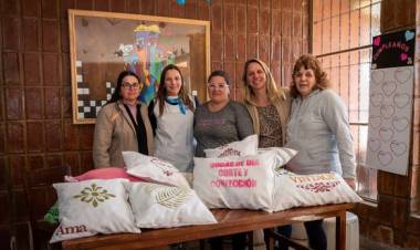 ALUMNAS DEL TALLER DE CORTE Y CONFECCION DEL HOGAR DE DIA ENTREGARON ALMOHADONES A LA ESCUELA 586
