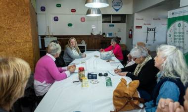 DIRECTORA DE EDUCACION MARINA FASANO REUNIDA CON "ABUELAS CUENTACUENTOS"  (19/8)