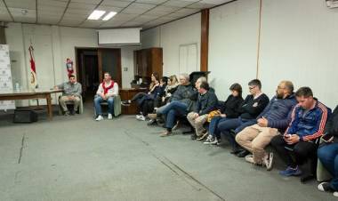 INTENDENTE NATALIO LATANZZI REUNIDO CON REPRESENTANTES DE LA CIUDAD PARA TRATAR PREVENCION DE INCENDIOS
