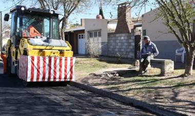 CONTINUAMOS COLOCANDO ASFALTO EN  BARRIO PLAN PARRA