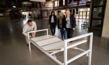 ENTREGA DE CAMA A ESCUELA DE ENFERMERIA
