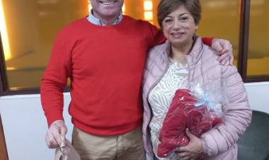 INTENDENTE NATALIO LATTANZI ENTREGA EL PREMIO