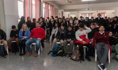 ENTREGA  DE PREMIOS  POR OLIMPIADAS DE ORTOGRAFIA CON LA PRESENCIA  DE AUTORIDADES