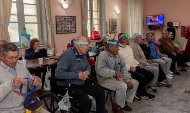 ASISTENTES AL HOGAR DE DIA Y HOGAR SALAS COBO COMPARTIENDO DESAYUNO
