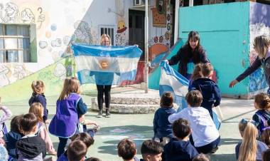 DIRECTORA DE EDUCACION ENTREGO BANDERA