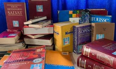 ENTREGA DE LIBROS Y UTILES ESCOLARES