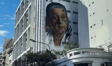 HOMENAJE: REALIZARON UN ENORME MURAL EN HONOR AL DR. RENE FAVALORO