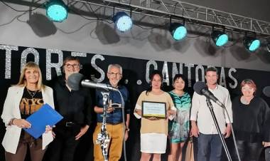 RECONOCIMIENTO A CANTORES Y CANTORAS