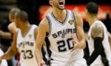 29 DE OCTUBRE DE 2002. DEBUTA EMANUEL GINOBILI