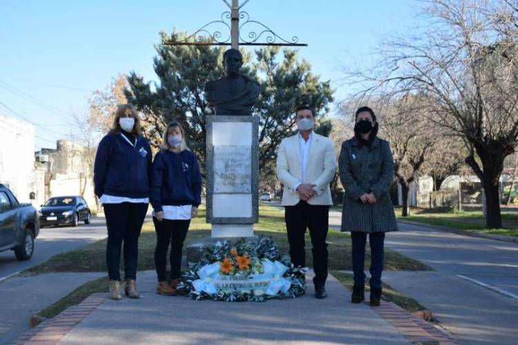 OFRENDA FLORAL EN EL BUSTO  MANUEL BELGRANO EL 20/6