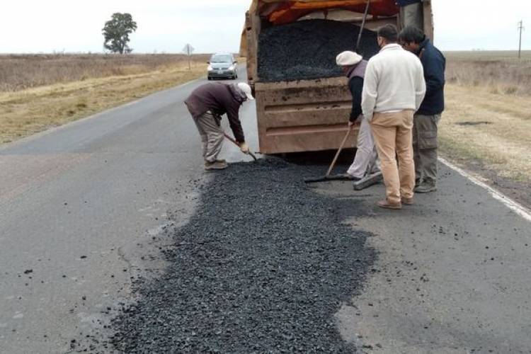 CONTINUA EL BACHEO EN RUTA 33