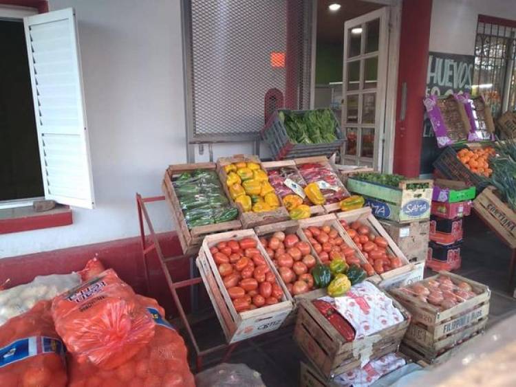 MERCADERIA QUE LLEGO ESTA MAÑANA A  FRUTERIA Y VERDULERIA "AMERICA"