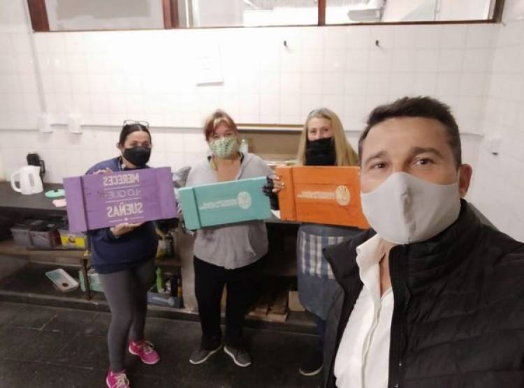 TALLER DE RECICLADO, BORDADO Y PINTURA