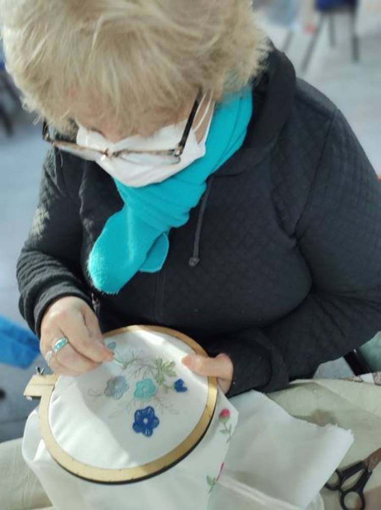 TALLER DE RECICLADO, BORDADO Y PINTURA