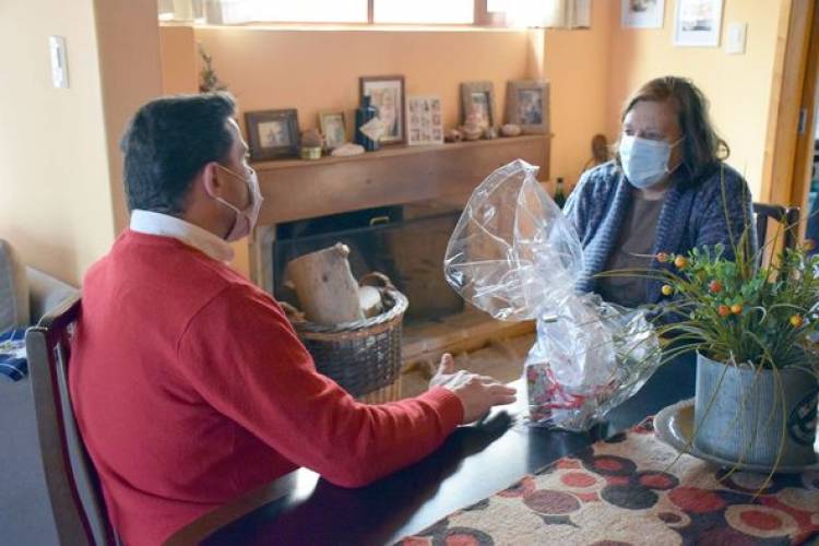 OBSEQUIO  A DOCENTES JUBILADAS