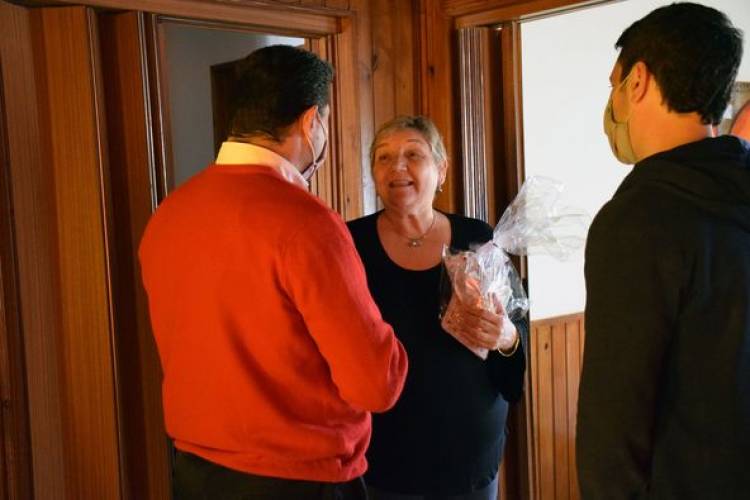 OBSEQUIO  A DOCENTES JUBILADAS