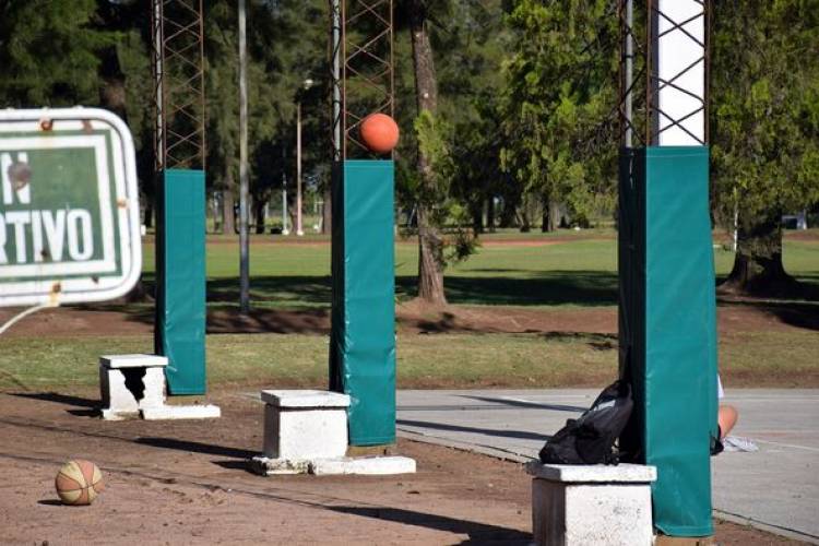 CUBRE POSTES EN CANCHA DE BASQUET