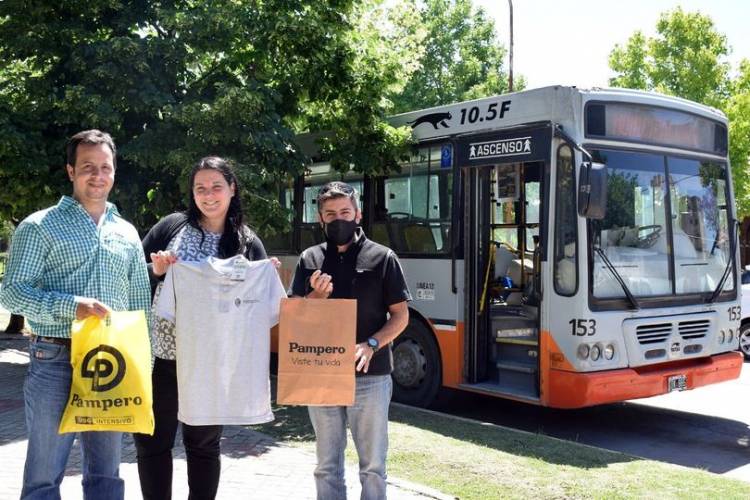 ENTREGA DE INDUMENTARIA PARA CHOFERES DEL BUS