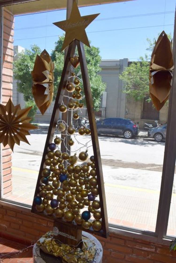 UN ARBOL CON MATERIAL RECICLADO