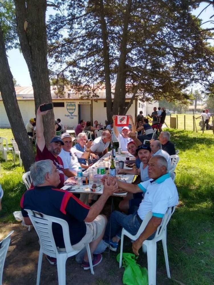 GRUPO DE RUFINO EN EL ENCUENTRO DE AUTOS Y MOTOS DE LABOULAYE