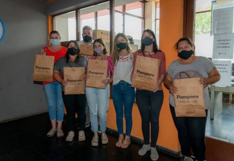 CONTINUA LA ENTREGA DE INDUMENTARIA