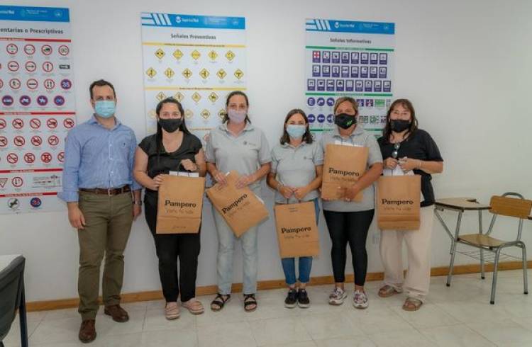 CONTINUA LA ENTREGA DE INDUMENTARIA
