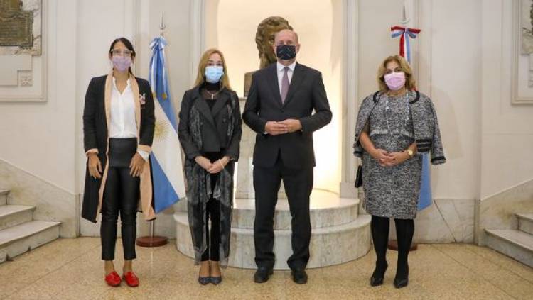 EL GOBERNADOR OMAR PEROTTI CON REPRESENTANTE DE ORGANIZACION PANAMERICANA  DE LA SALUD