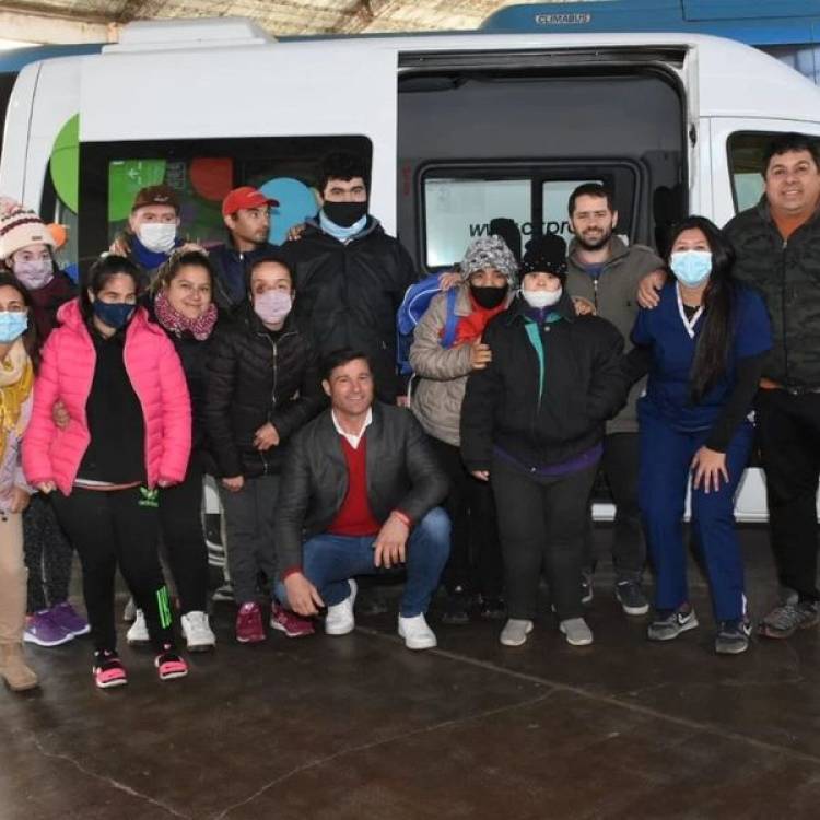 EL INTENDENTE NATALIO LATANZZI DESPIDIO A QUIENES ASISTEN AL CIAD EN LA TERMINAL