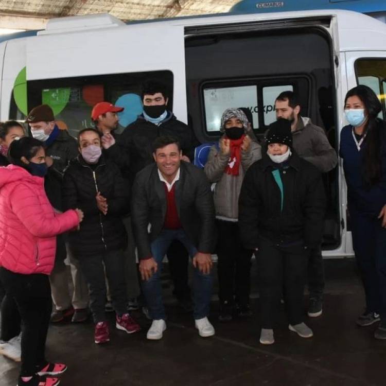 EL INTENDENTE NATALIO LATANZZI DESPIDIO A QUIENES ASISTEN AL CIAD EN LA TERMINAL