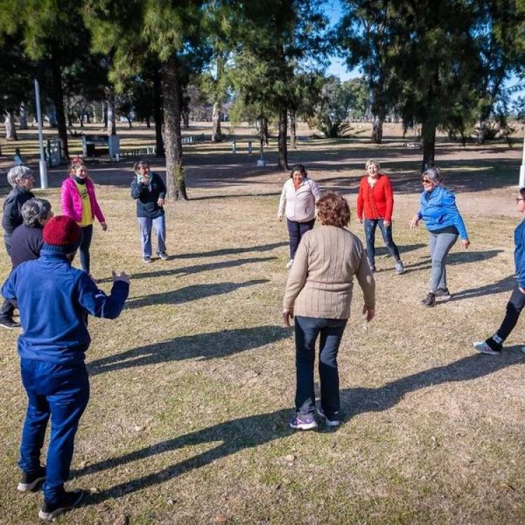 GIMNASIA EN EL PARQUE MUNICIPAL PARA LOS ADULTOS MAYORES
