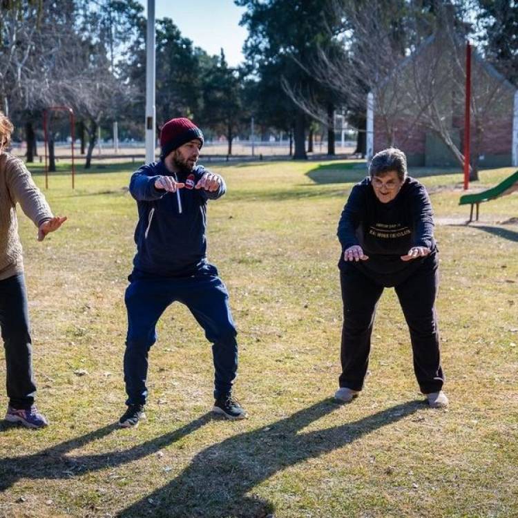 GIMNASIA EN EL PARQUE MUNICIPAL PARA LOS ADULTOS MAYORES