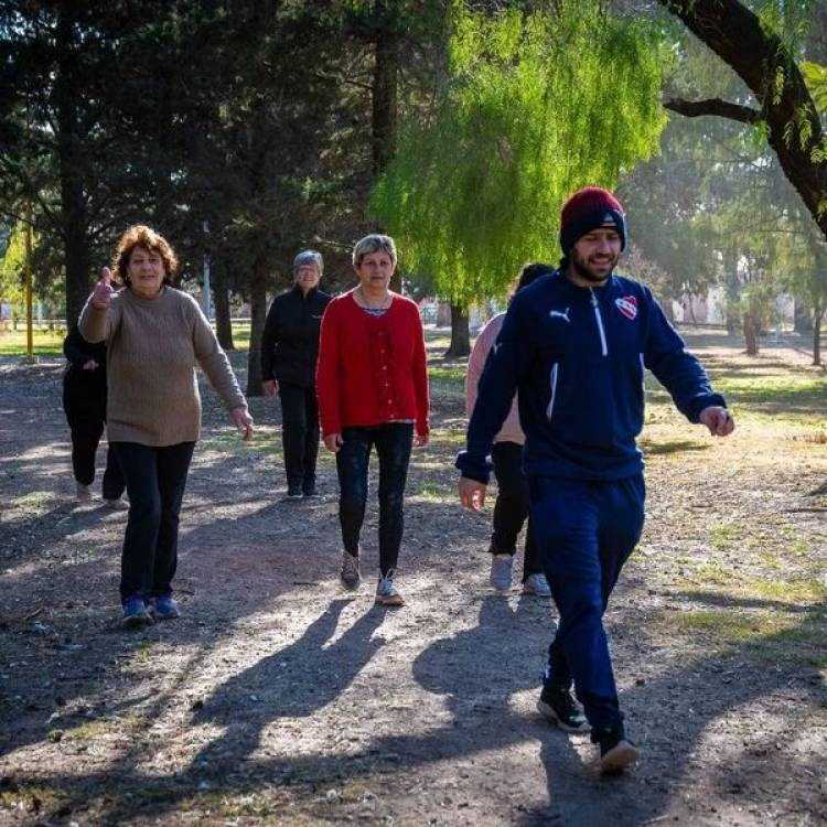 GIMNASIA EN EL PARQUE MUNICIPAL PARA LOS ADULTOS MAYORES