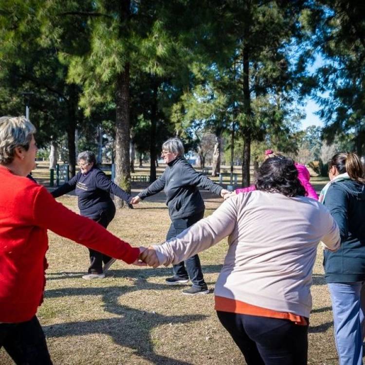 GIMNASIA EN EL PARQUE MUNICIPAL PARA LOS ADULTOS MAYORES