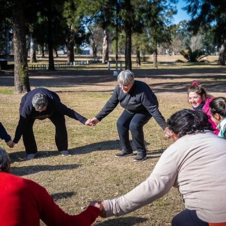 GIMNASIA EN EL PARQUE MUNICIPAL PARA LOS ADULTOS MAYORES