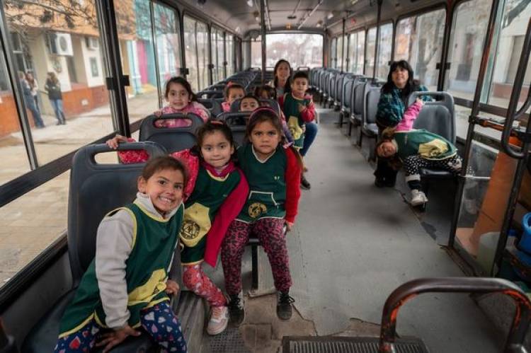 ALUMNOS DE LA ESCUELA N°1288 EN LA BIBLIOTECA POPULAR MUNICIPAL