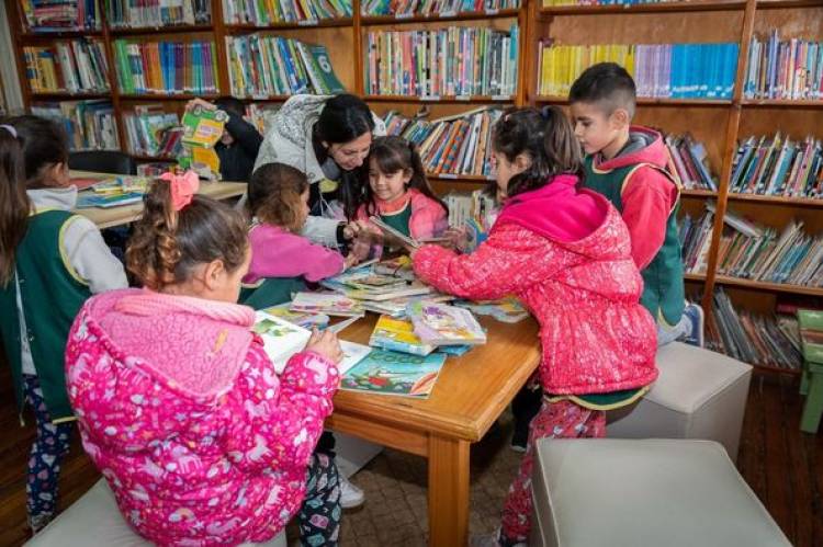 ALUMNOS DE LA ESCUELA N°1288 EN LA BIBLIOTECA POPULAR MUNICIPAL