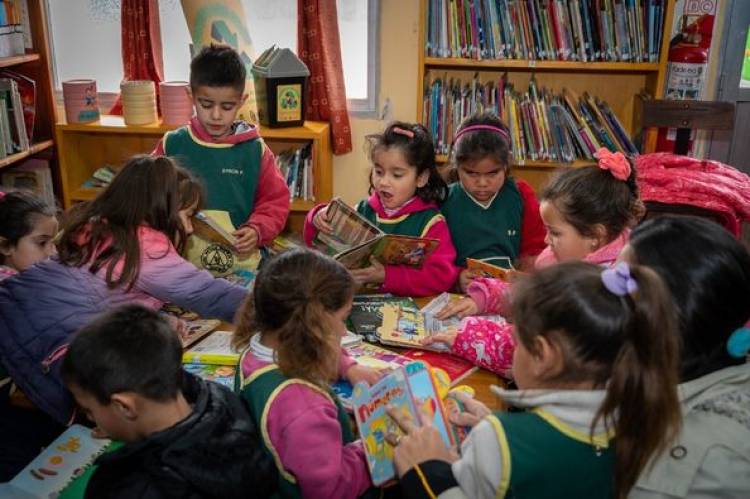 ALUMNOS DE LA ESCUELA N°1288 EN LA BIBLIOTECA POPULAR MUNICIPAL