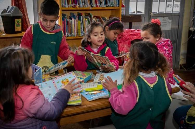 ALUMNOS DE LA ESCUELA N°1288 EN LA BIBLIOTECA POPULAR MUNICIPAL