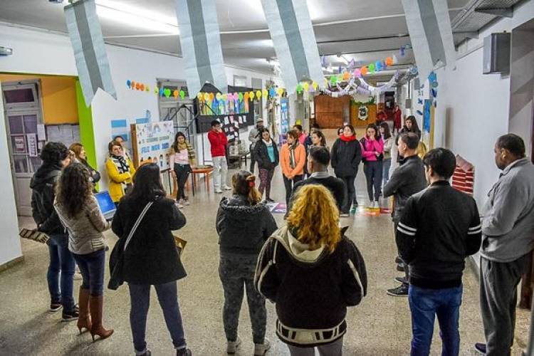 SENADOR LISANDRO ENRICO ESTA EN WHEELWRIGHT ESCUELAS PARA ADULTOS