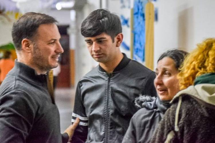 SENADOR LISANDRO ENRICO ESTA EN WHEELWRIGHT ESCUELAS PARA ADULTOS