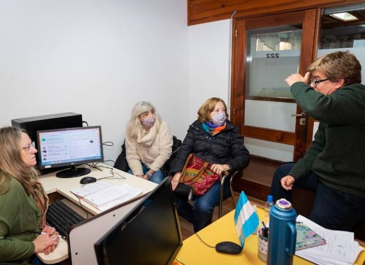 "ABUELAS CUENTACUENTOS" CON LA DIRECTORA DE EDUCACION Y EL COORDIADOR DE NUEVAS TECNOLOGIAS