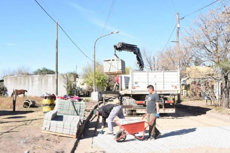 AVANZA LA COLOCACION DE ADOQUINES