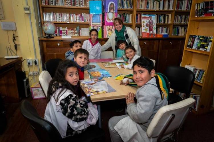 ALUMNOS DE ESCUELA 6426 EN BIBLIOTECA POPULAR MUNICIPAL (28/6)